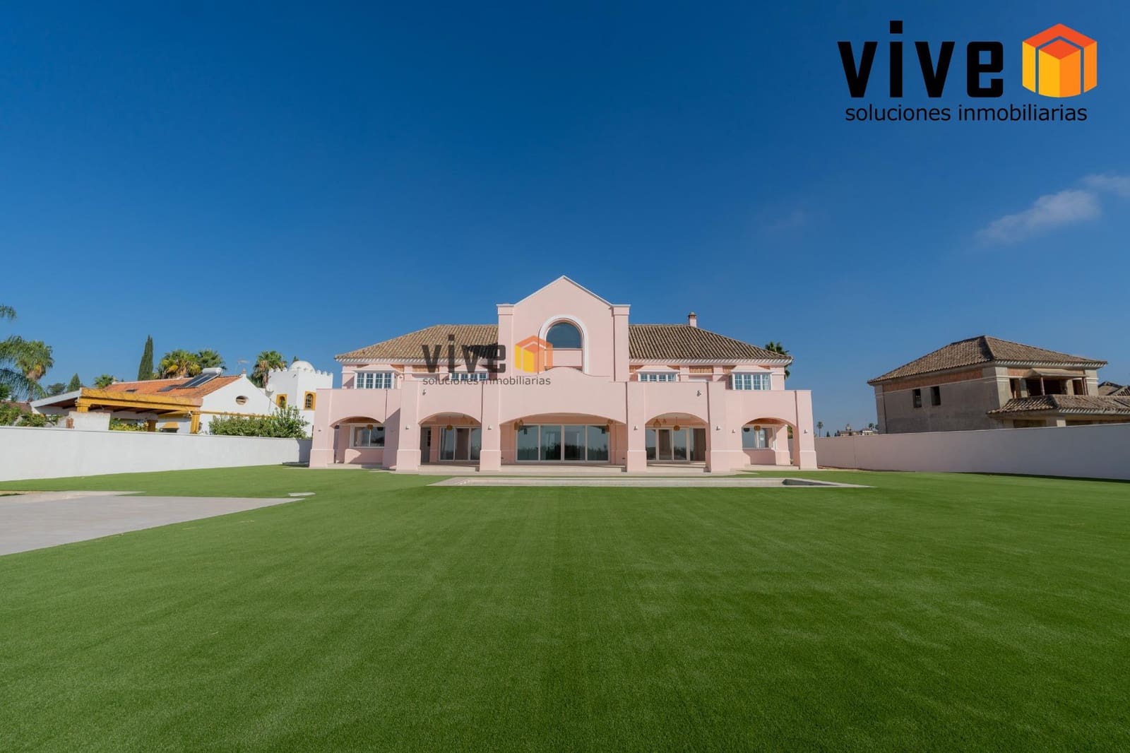 Chalet de 8 habitaciones en Espartinas en venta con piscina - 1.990.000 € (Ref: 9630258)