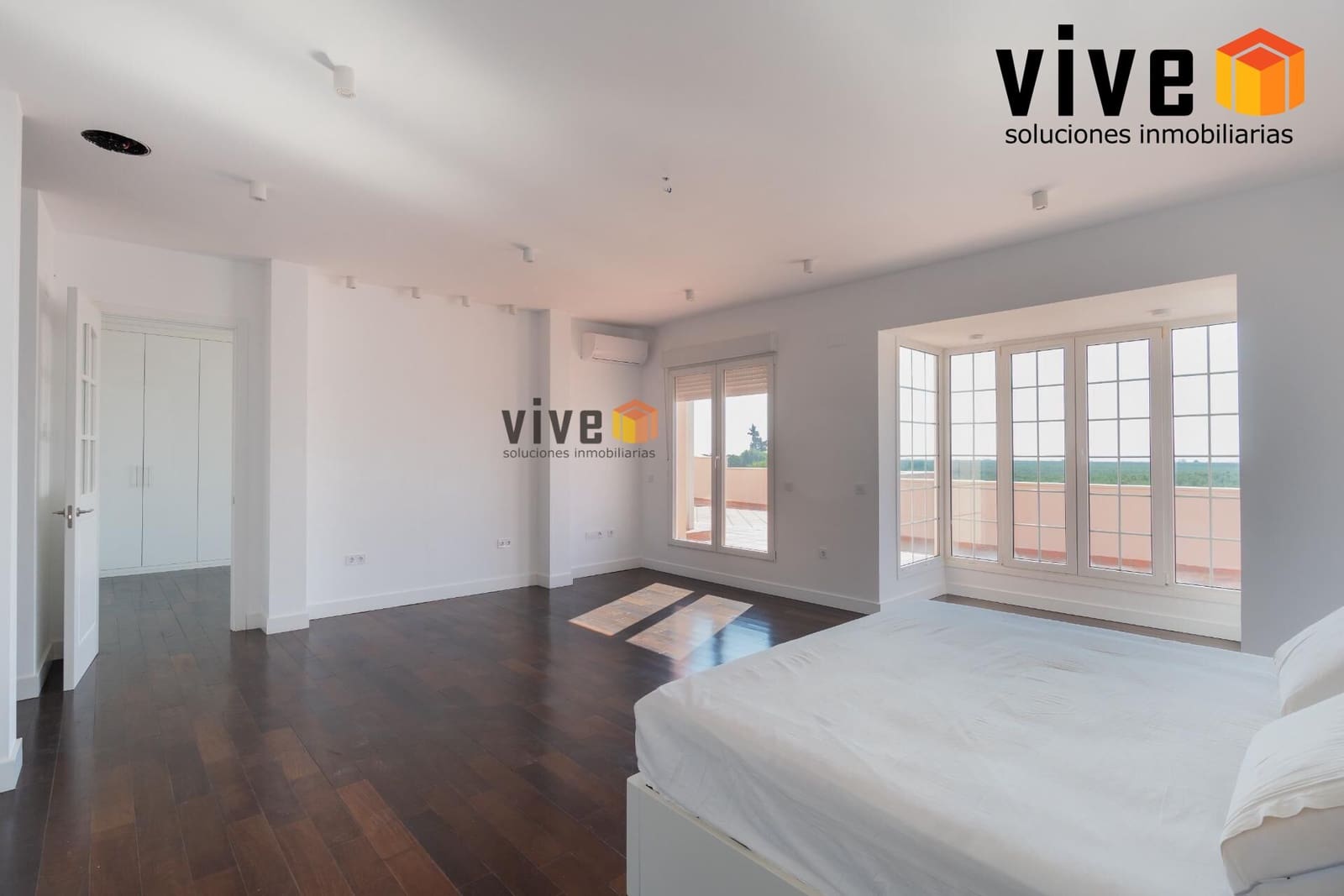 Chalet de 8 habitaciones en Espartinas en venta con piscina - 1.990.000 € (Ref: 9630258)