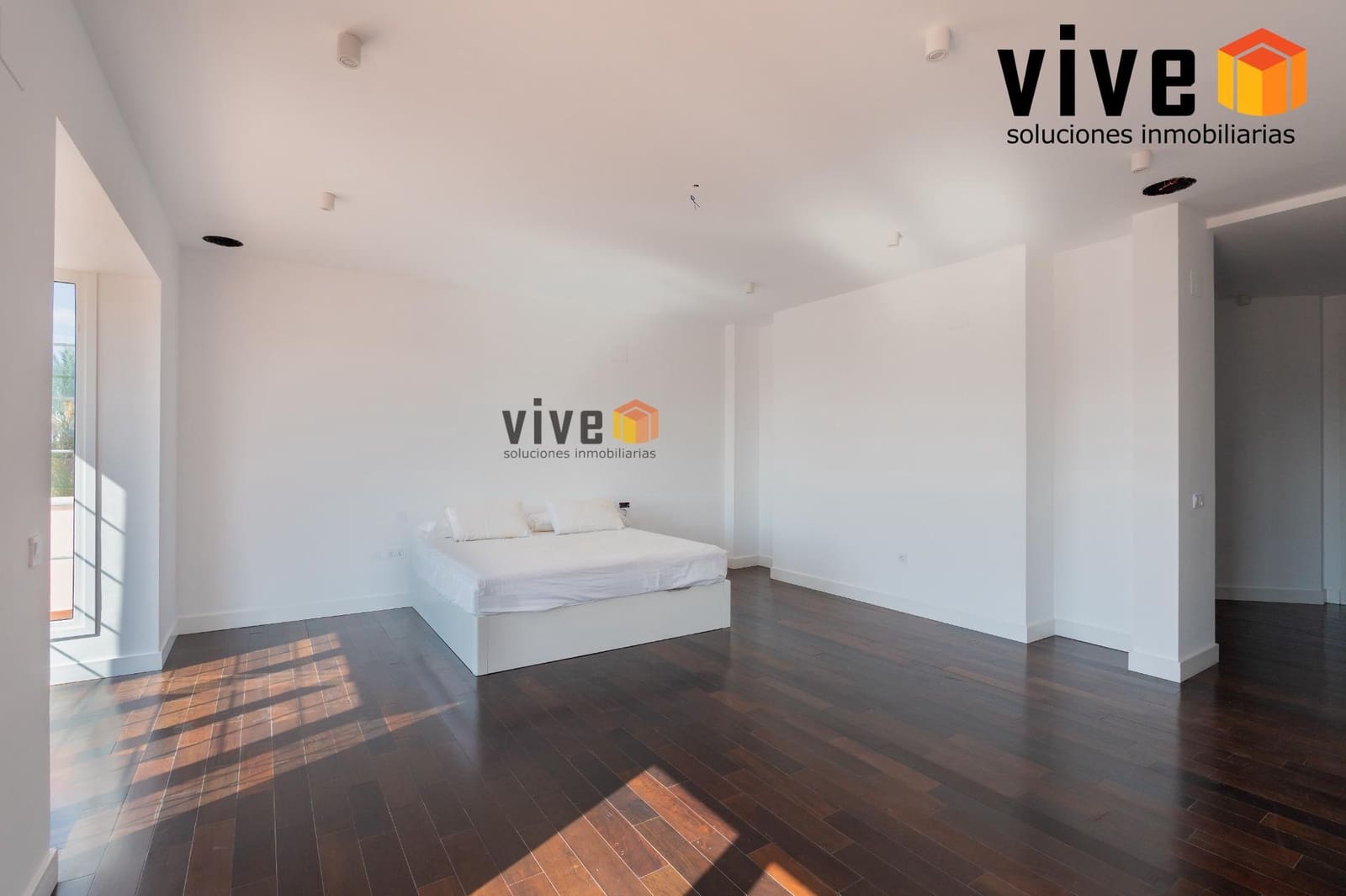 Chalet de 8 habitaciones en Espartinas en venta con piscina - 1.990.000 € (Ref: 9630258)