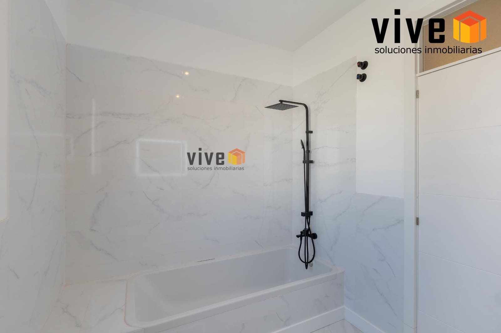 Chalet de 8 habitaciones en Espartinas en venta con piscina - 1.990.000 € (Ref: 9630258)