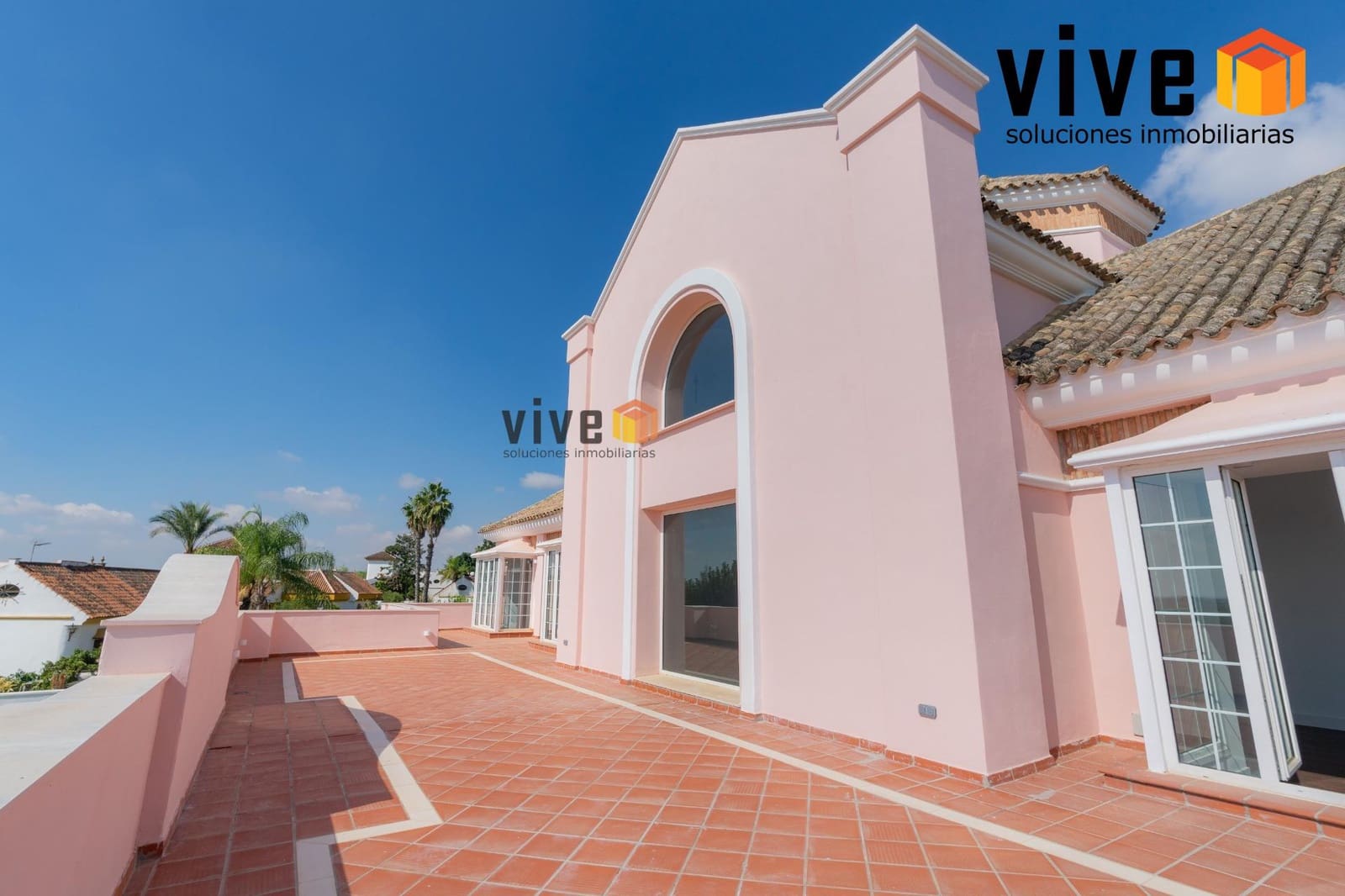 Chalet de 8 habitaciones en Espartinas en venta con piscina - 1.990.000 € (Ref: 9630258)