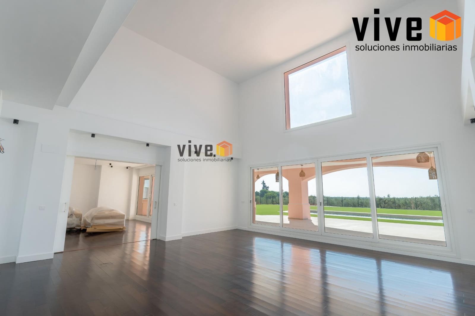 Chalet de 8 habitaciones en Espartinas en venta con piscina - 1.990.000 € (Ref: 9630258)