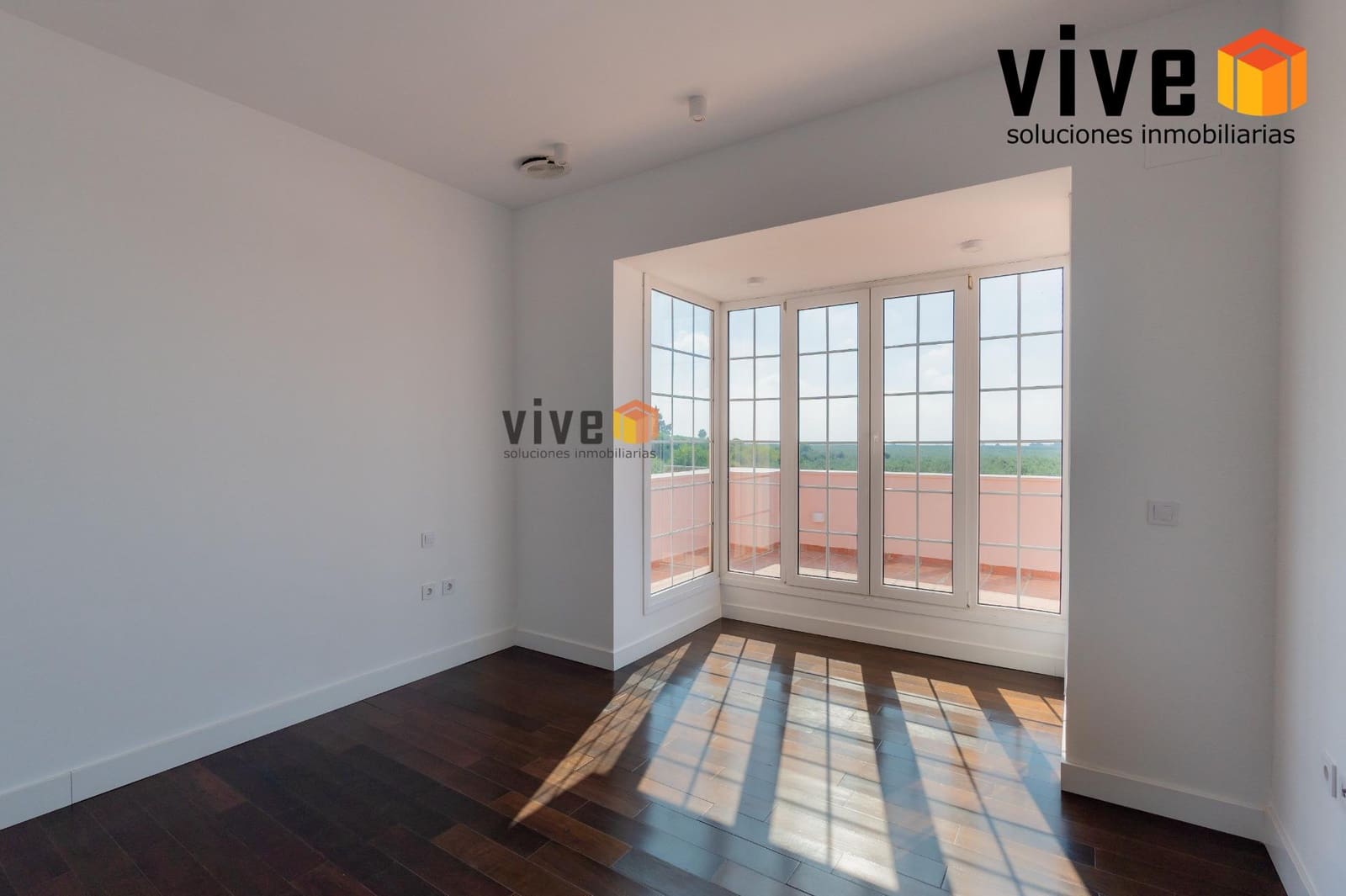 Chalet de 8 habitaciones en Espartinas en venta con piscina - 1.990.000 € (Ref: 9630258)