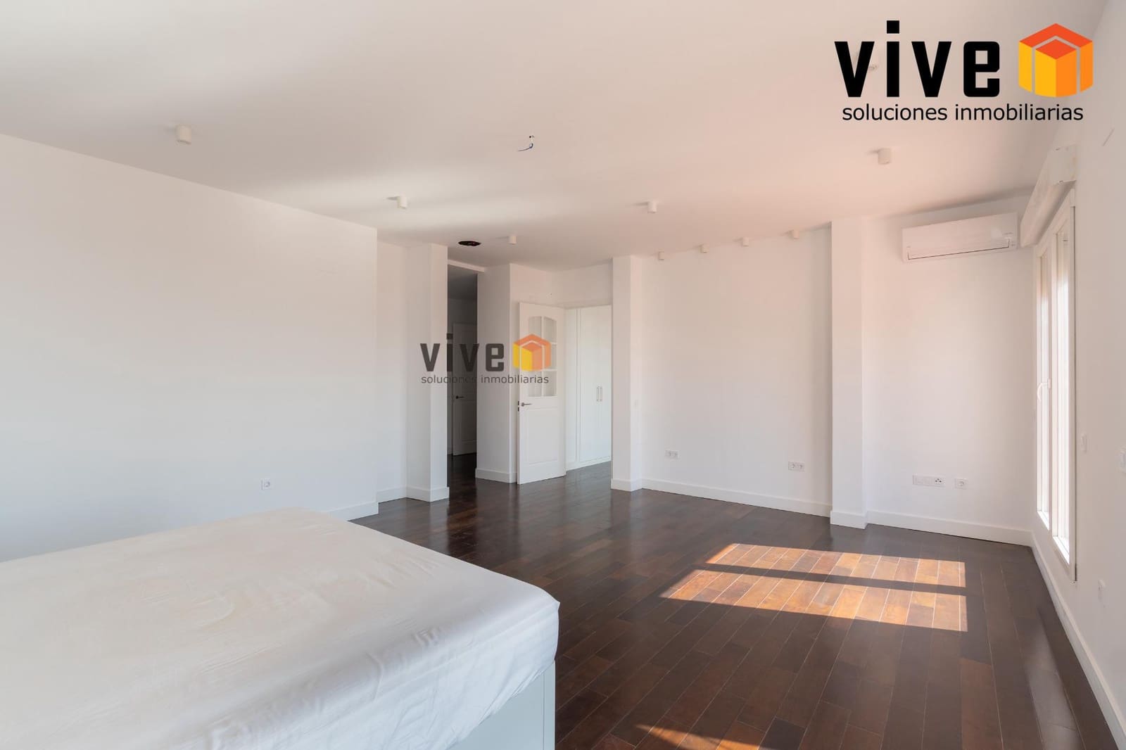 Chalet de 8 habitaciones en Espartinas en venta con piscina - 1.990.000 € (Ref: 9630258)