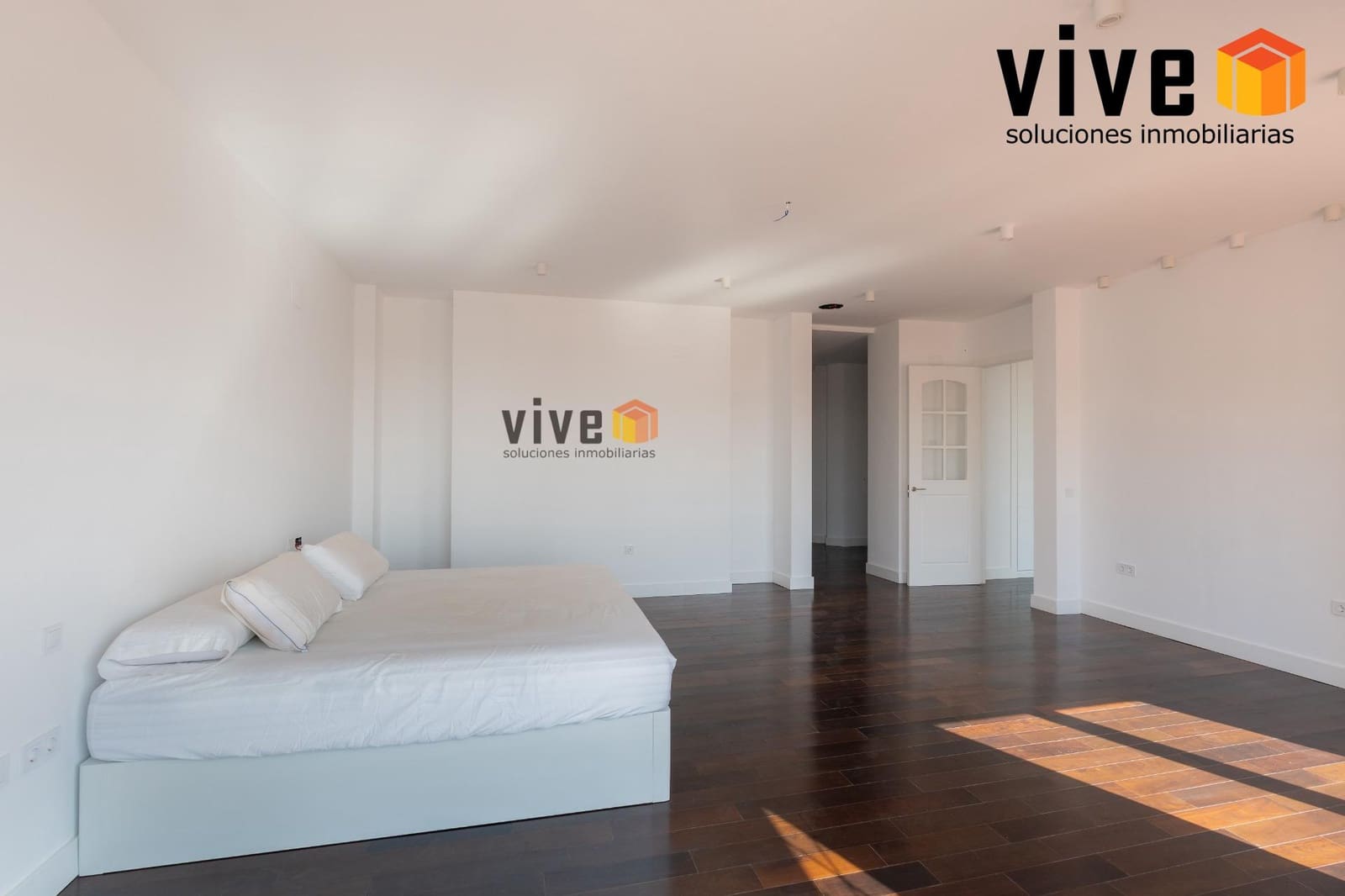 Chalet de 8 habitaciones en Espartinas en venta con piscina - 1.990.000 € (Ref: 9630258)