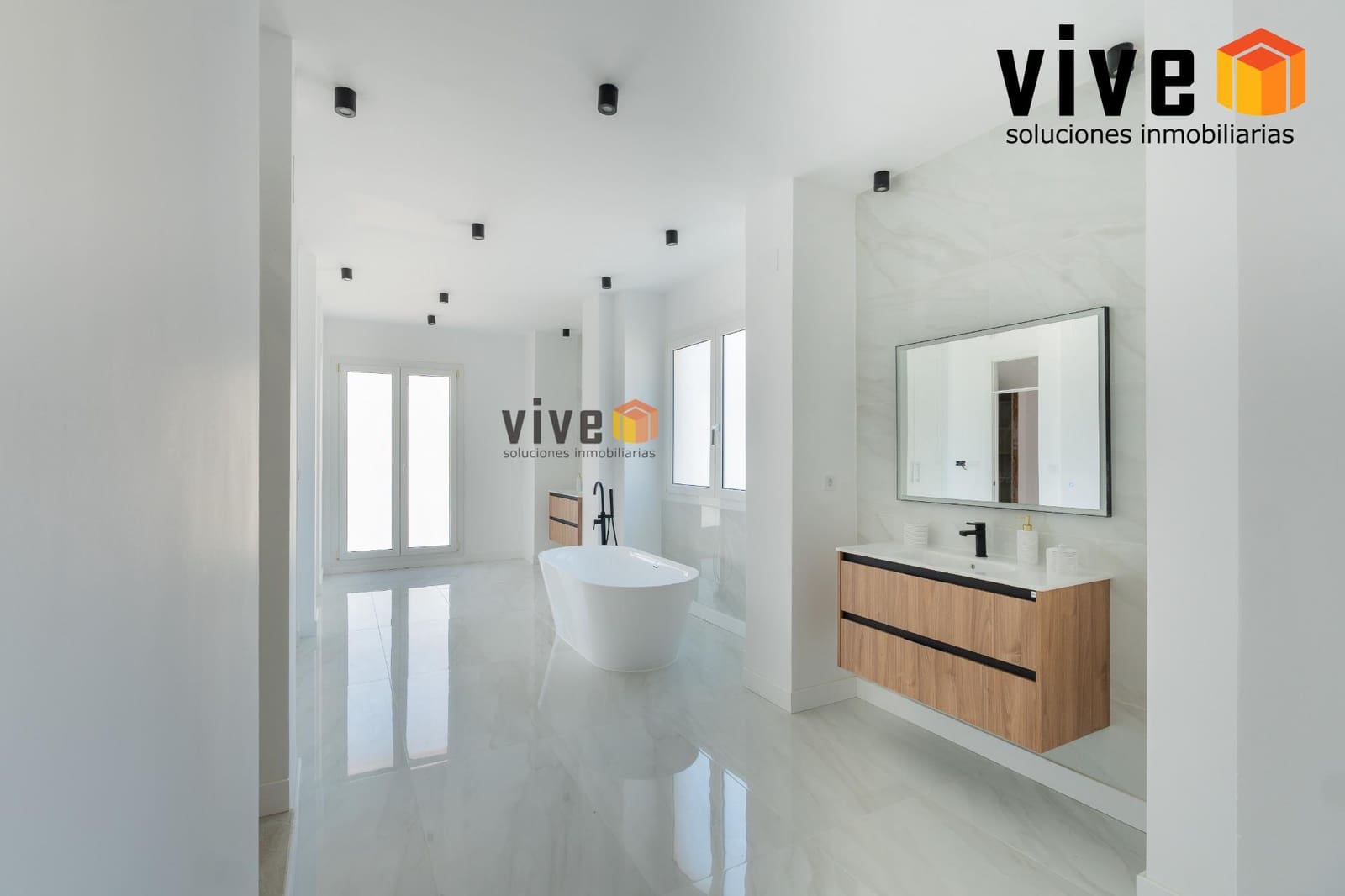 Chalet de 8 habitaciones en Espartinas en venta con piscina - 1.990.000 € (Ref: 9630258)