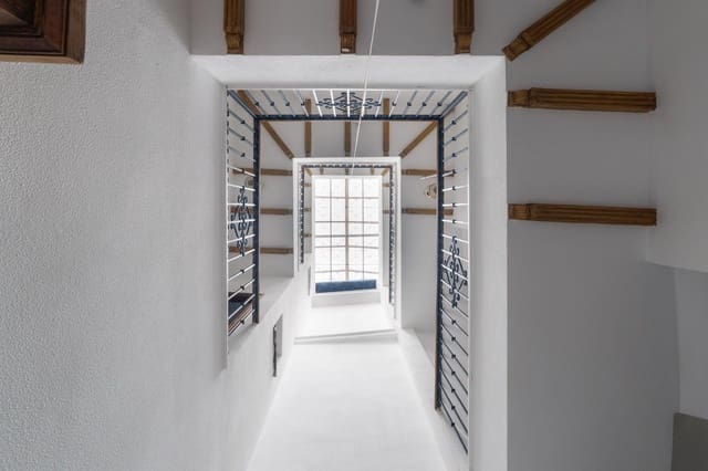 5 soveværelse Byhus til salg i Sevilla by med garage - € 620.000 (Ref: 9876590)