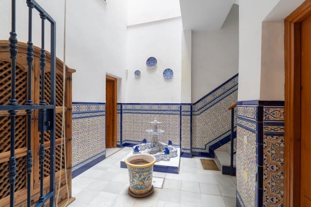 5 soveværelse Byhus til salg i Sevilla by med garage - € 620.000 (Ref: 9876590)