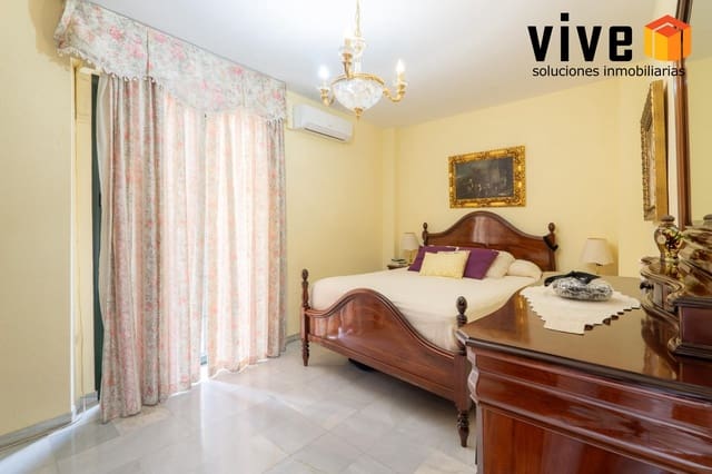 5 bedroom Townhouse for sale in Seville city with garage - € 620,000 (Ref: 9876590)