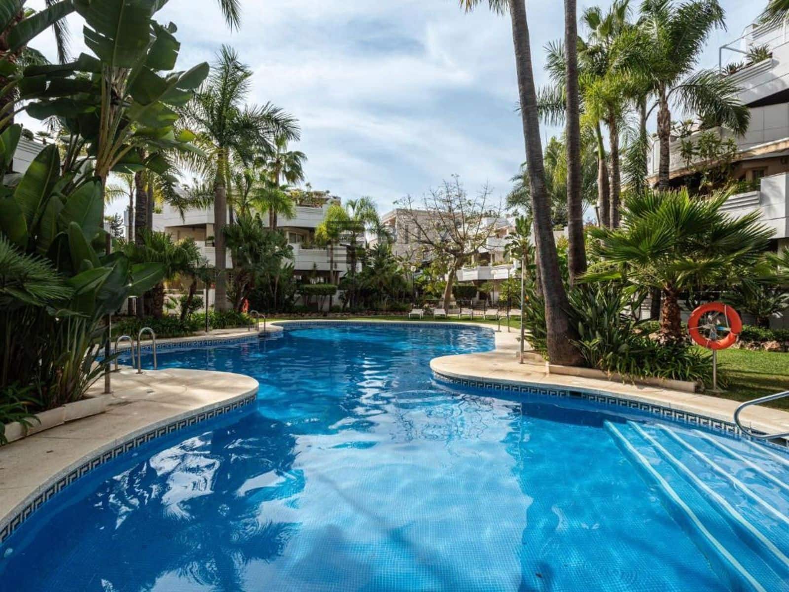 4 slaapkamer Flat te koop in Nueva Andalucia met zwembad garage - € 650.000 (Ref: 8872992)