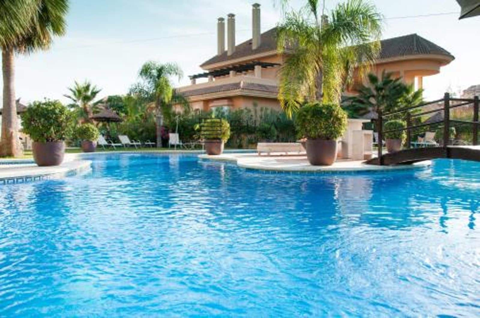 2 chambre Appartement à vendre à Nueva Andalucia avec piscine garage - 560 000 € (Ref: 8873037)