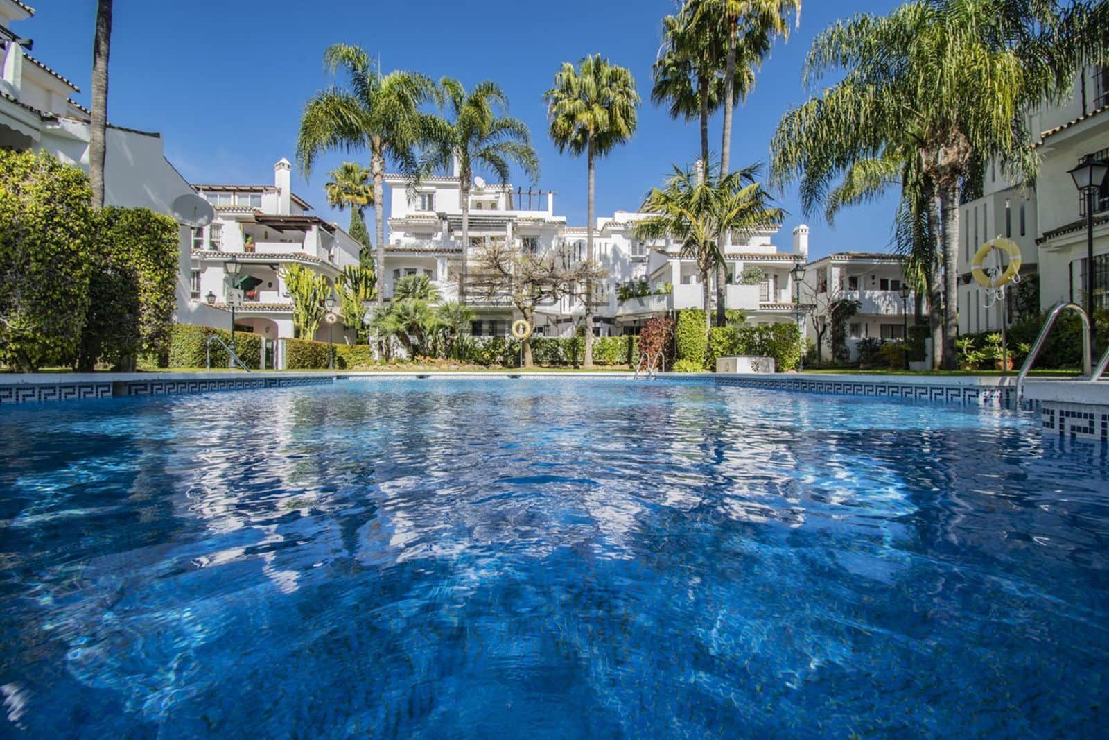 2 soveværelse Lejlighed til salg i Nueva Andalucia med swimmingpool - € 414.000 (Ref: 8873074)