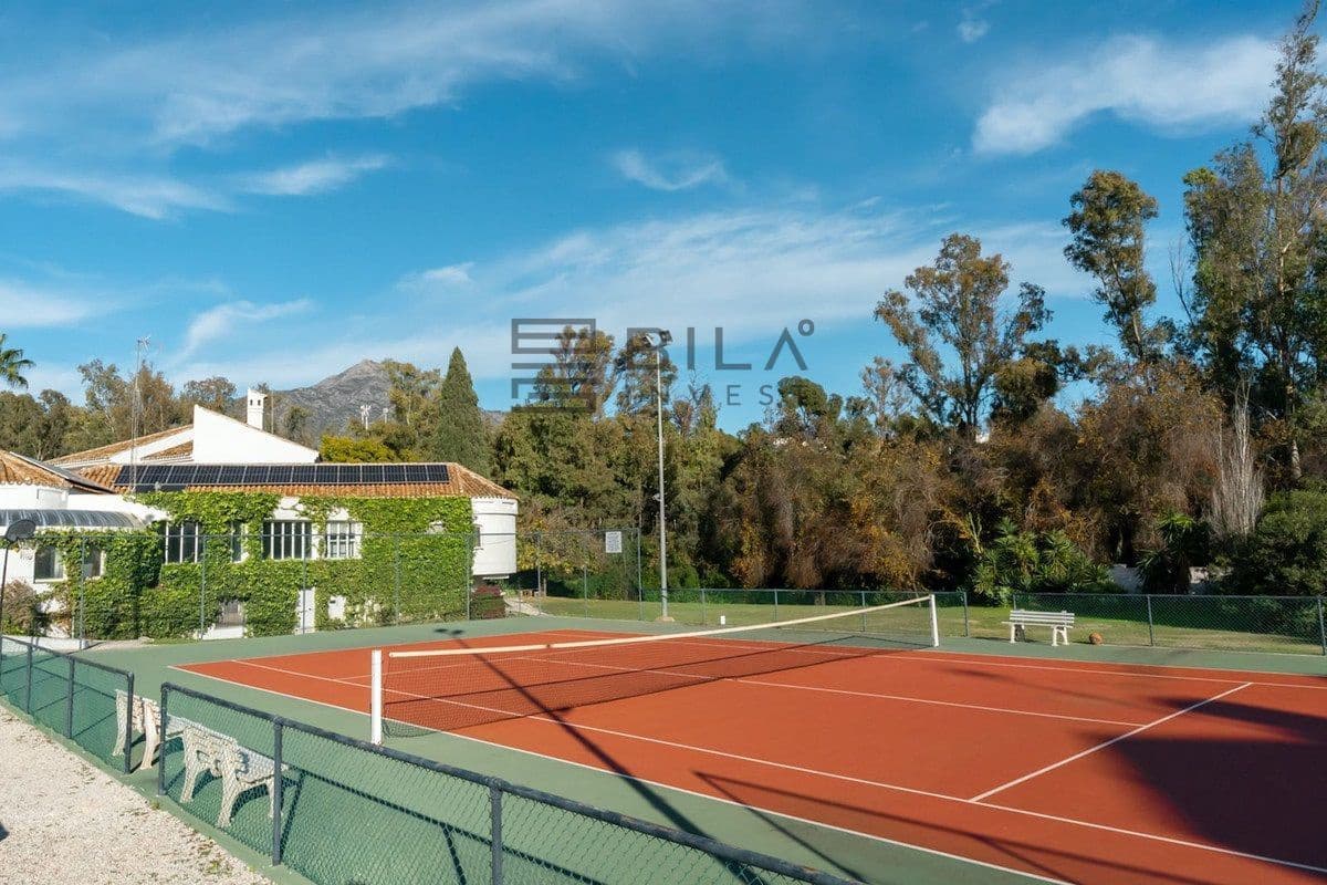 3 chambre Appartement à vendre à Nueva Andalucia avec piscine garage - 599 995 € (Ref: 8873087)