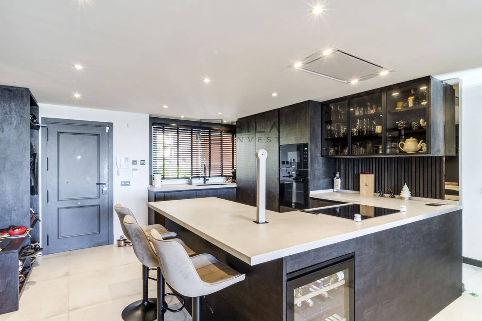 4 bedroom Flat for sale in Nueva Andalucia with pool garage - € 1,299,000 (Ref: 8873092)