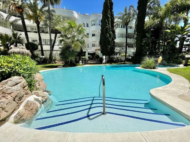 Piso de 2 habitaciones en Golden Mile, Marbella en venta con piscina garaje - 695.000 € (Ref: 8873126)