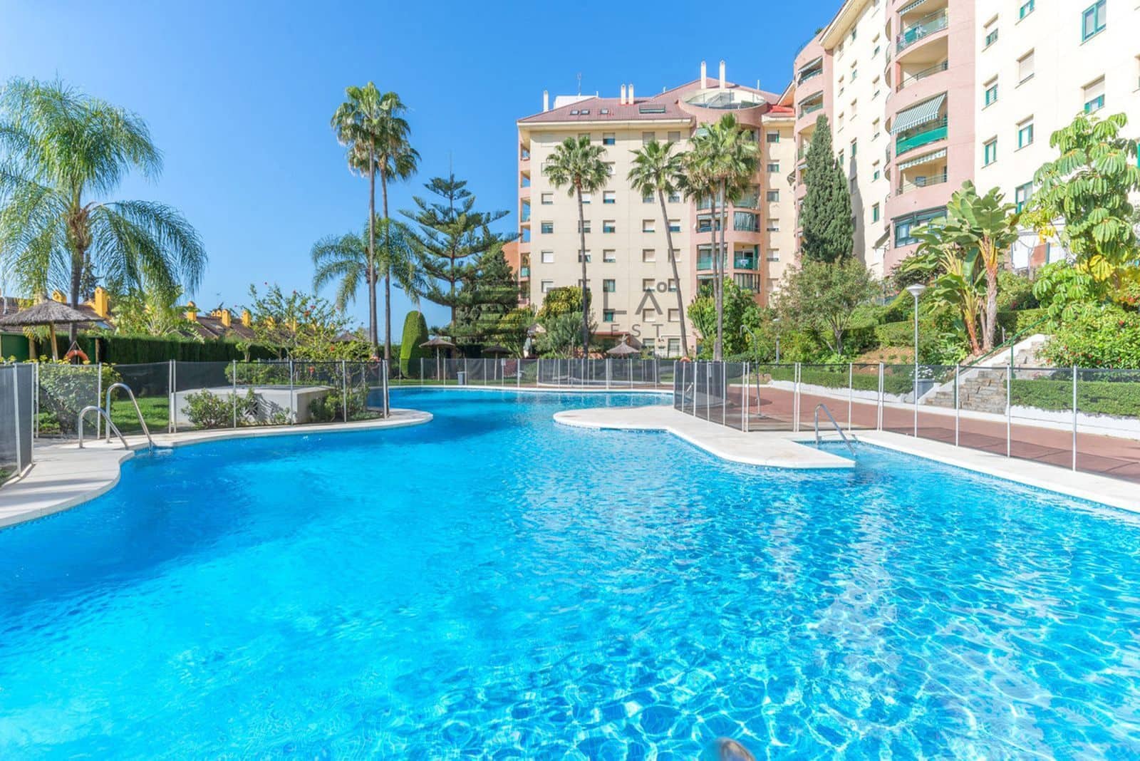 3 bedroom Flat for sale in Marbella with pool - € 435,000 (Ref: 8910687)