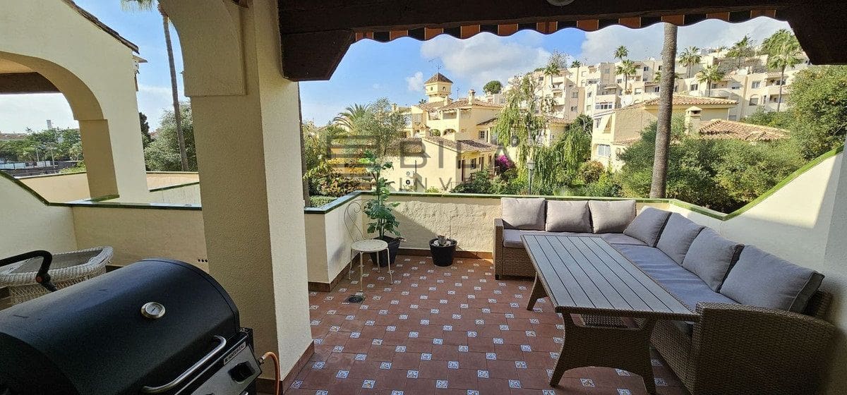 2 slaapkamer Flat te koop in Riviera del Sol met zwembad - € 285.000 (Ref: 8981976)