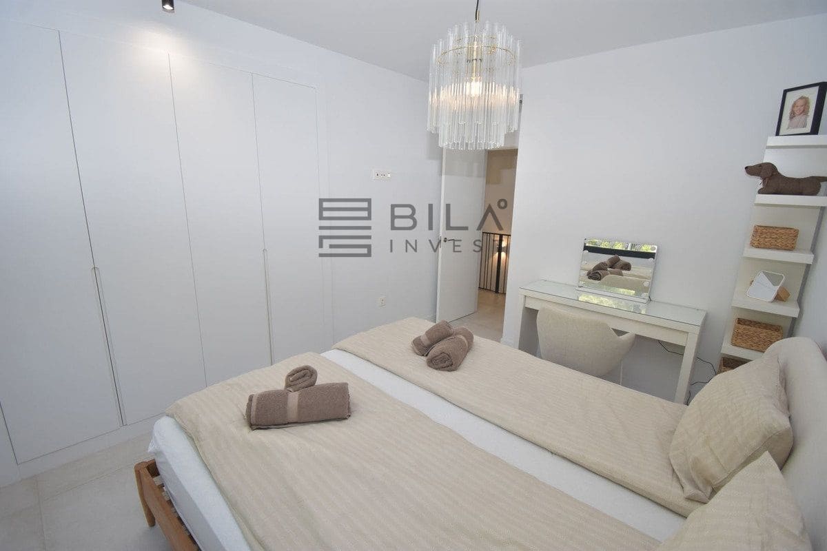 4 soveværelse Byhus til salg i El Chaparral med swimmingpool garage - € 1.099.999 (Ref: 9609656)