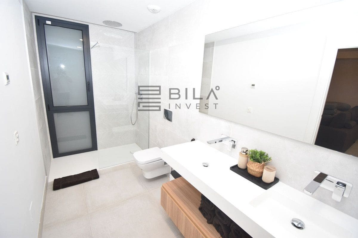 4 soveværelse Byhus til salg i El Chaparral med swimmingpool garage - € 1.099.999 (Ref: 9609656)