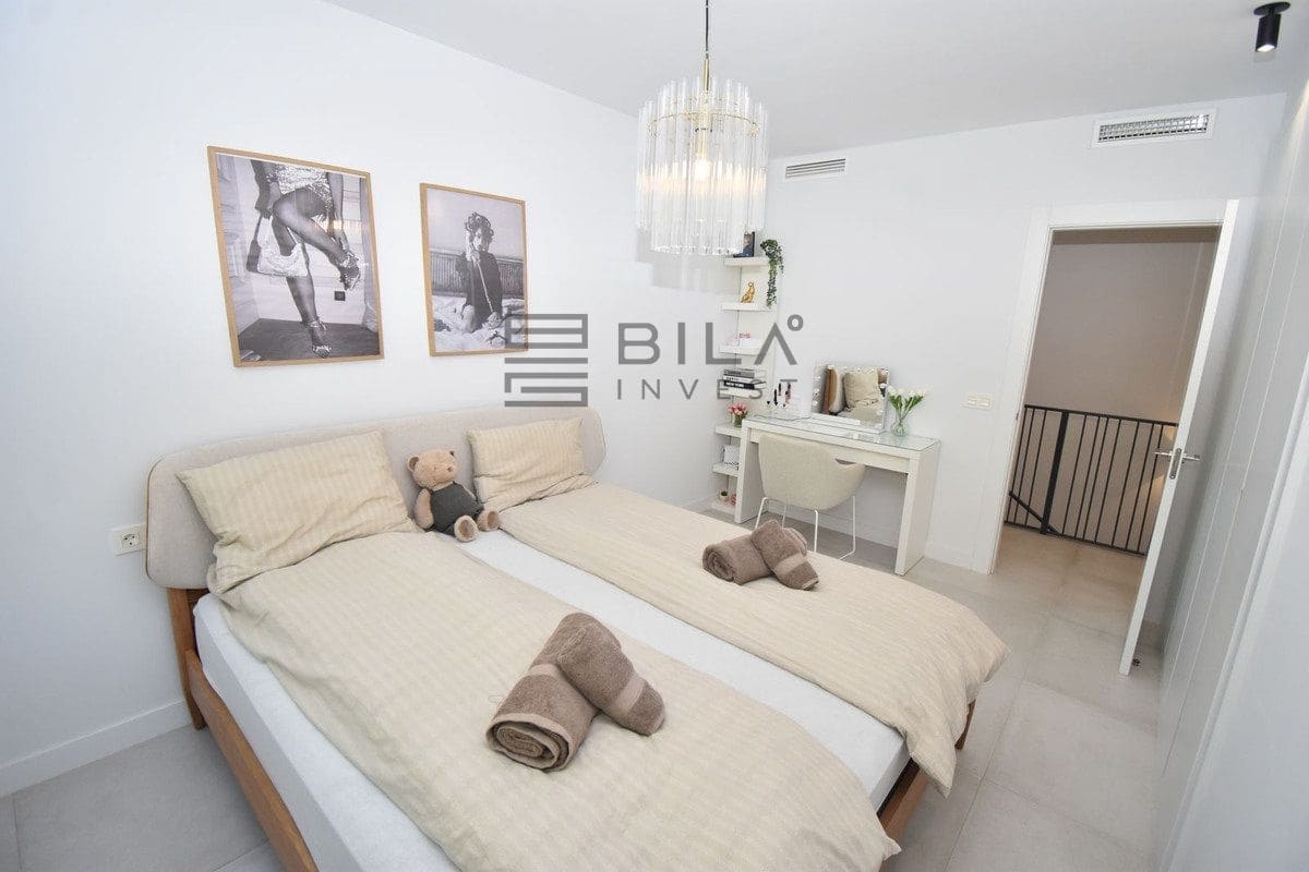 4 soveværelse Byhus til salg i El Chaparral med swimmingpool garage - € 1.099.999 (Ref: 9609656)