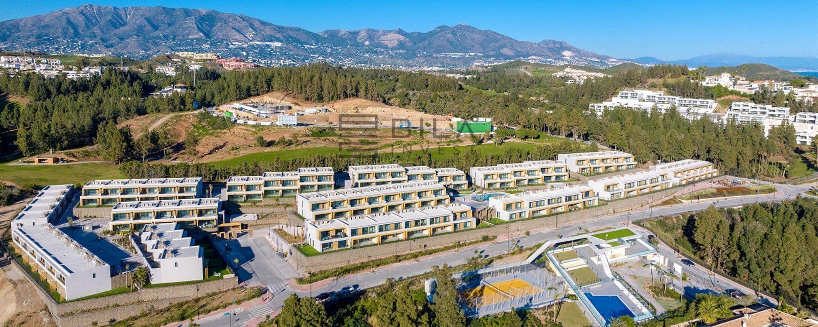 4 soveværelse Byhus til salg i El Chaparral med swimmingpool garage - € 1.099.999 (Ref: 9609656)