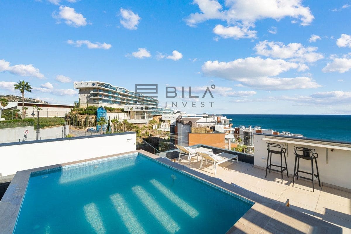 2 bedroom Penthouse for sale in Fuengirola with pool - € 965,000 (Ref: 9609662)