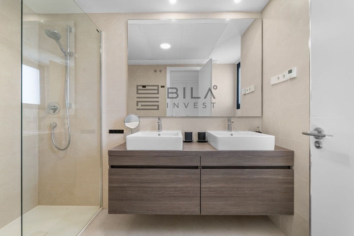 2 bedroom Penthouse for sale in Fuengirola with pool - € 965,000 (Ref: 9609662)