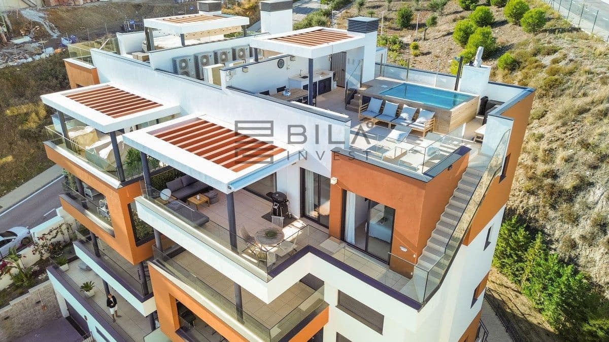 2 bedroom Penthouse for sale in Fuengirola with pool - € 965,000 (Ref: 9609662)