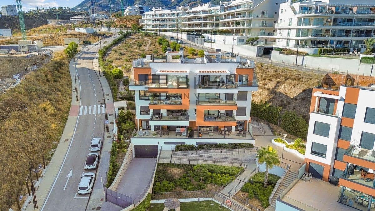 2 bedroom Penthouse for sale in Fuengirola with pool - € 965,000 (Ref: 9609662)