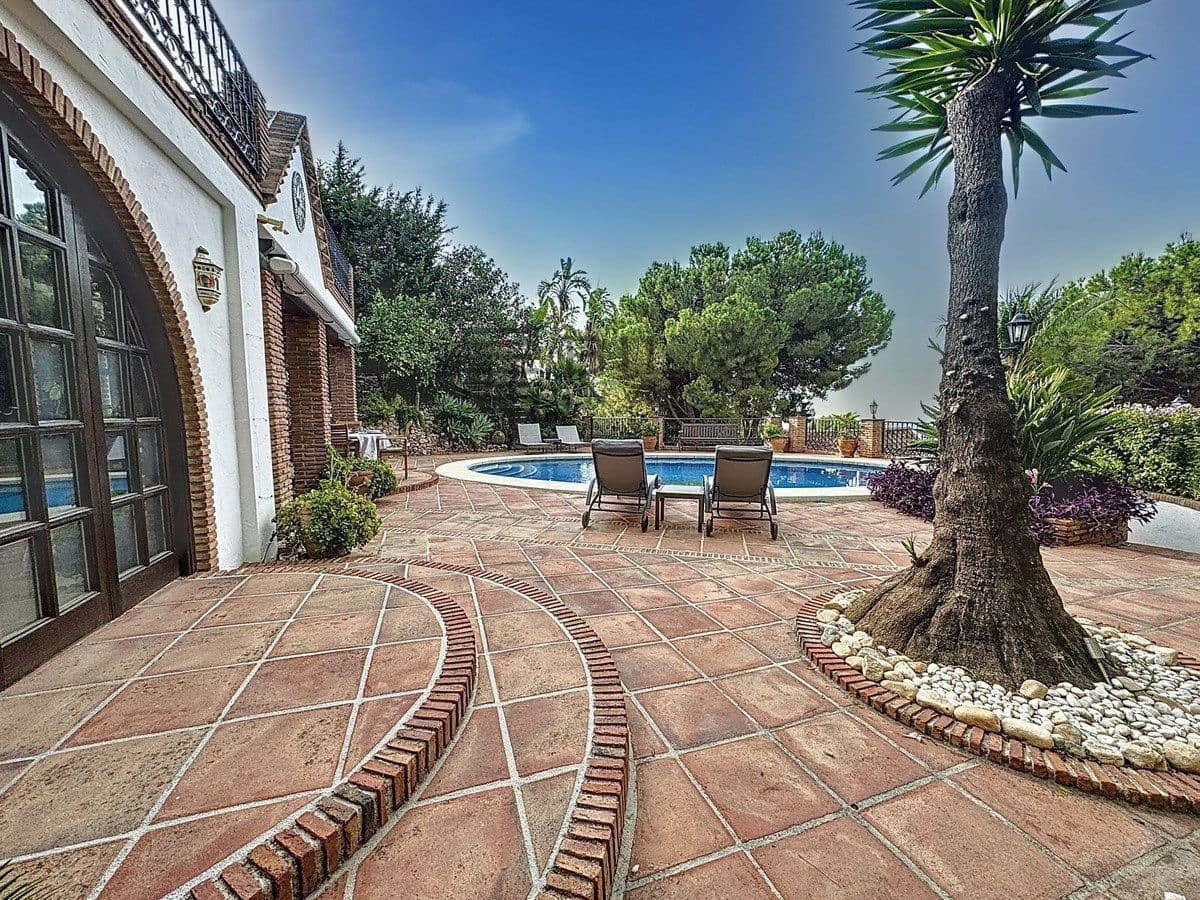 3 bedroom Villa for sale in Mijas with pool garage - € 925,000 (Ref: 9609669)