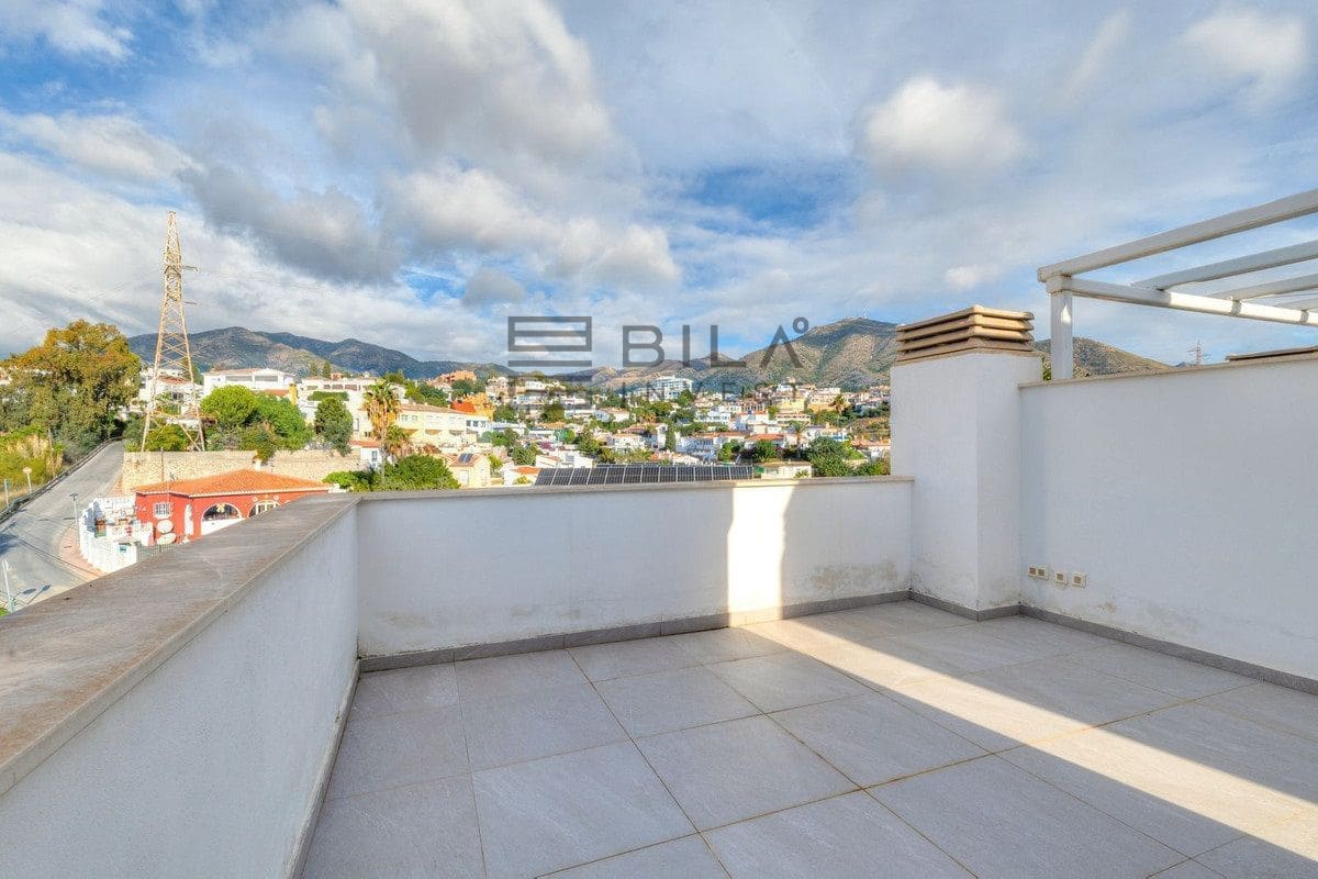 3 makuuhuone Omakotitalo myytävänä paikassa Fuengirola mukana uima-altaan 
autotalli - 765 000 € (Ref: 9609673)