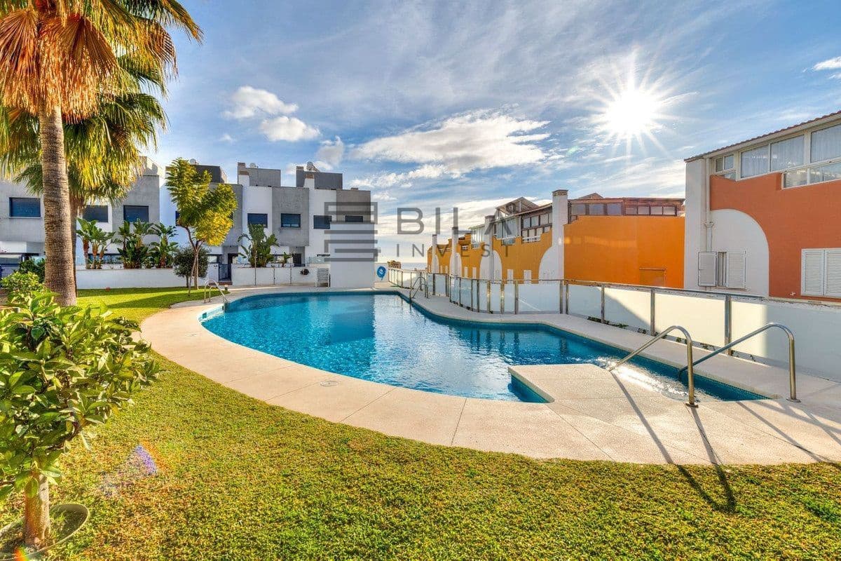 3 makuuhuone Omakotitalo myytävänä paikassa Fuengirola mukana uima-altaan 
autotalli - 765 000 € (Ref: 9609673)