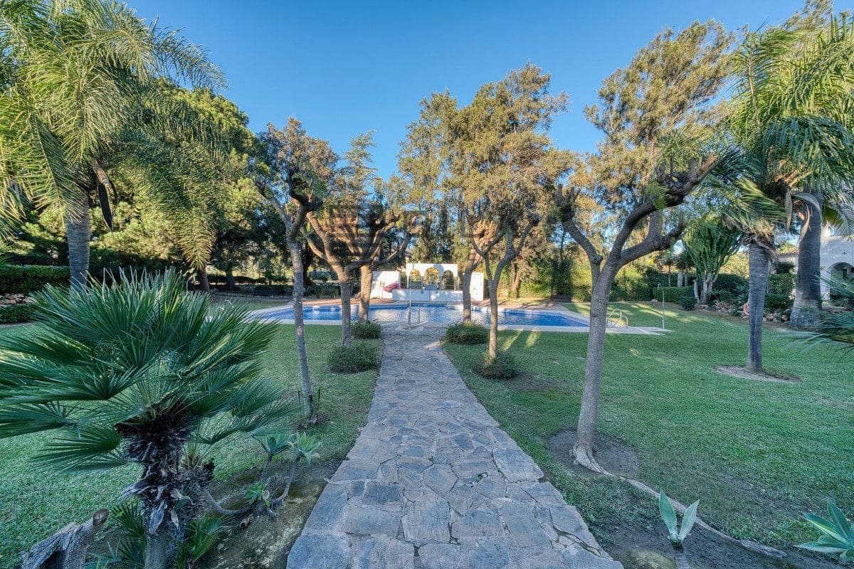 2 bedroom Flat for sale in Mijas Golf with pool garage - € 290,000 (Ref: 9609678)