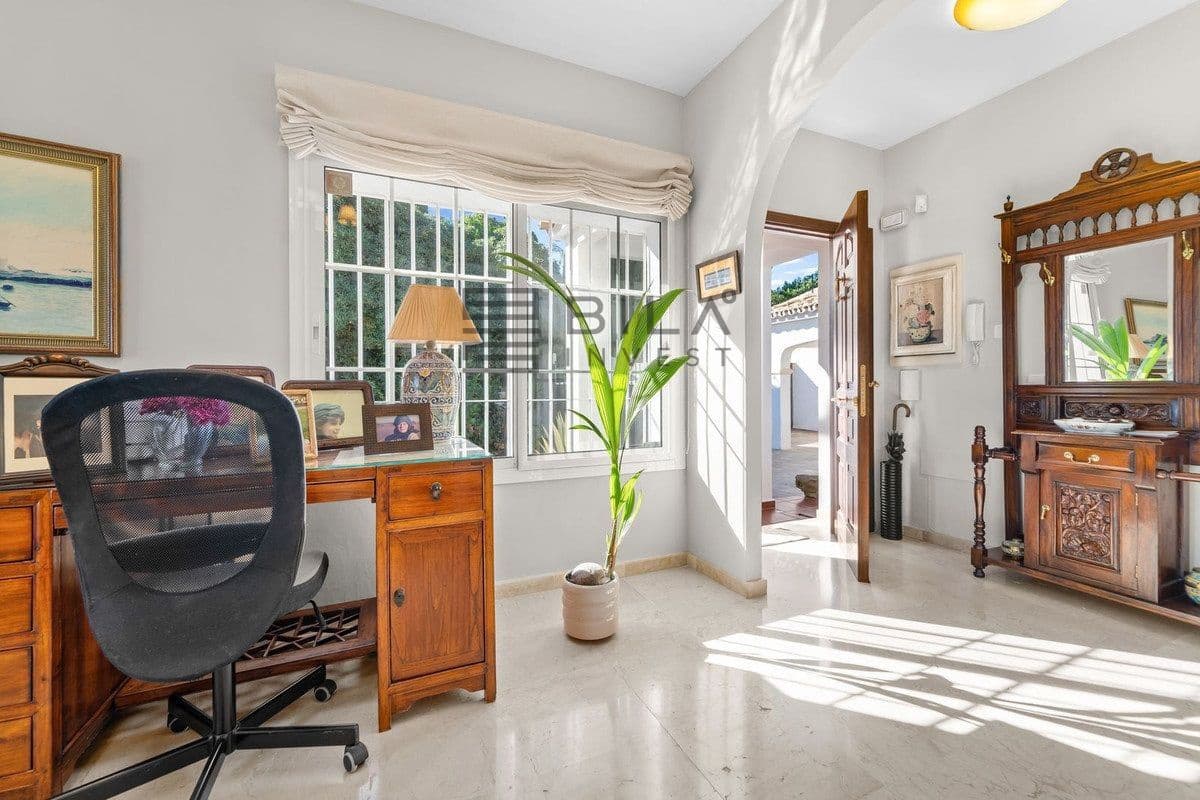 4 bedroom Villa for sale in Mijas Golf with pool garage - € 975,000 (Ref: 9609679)