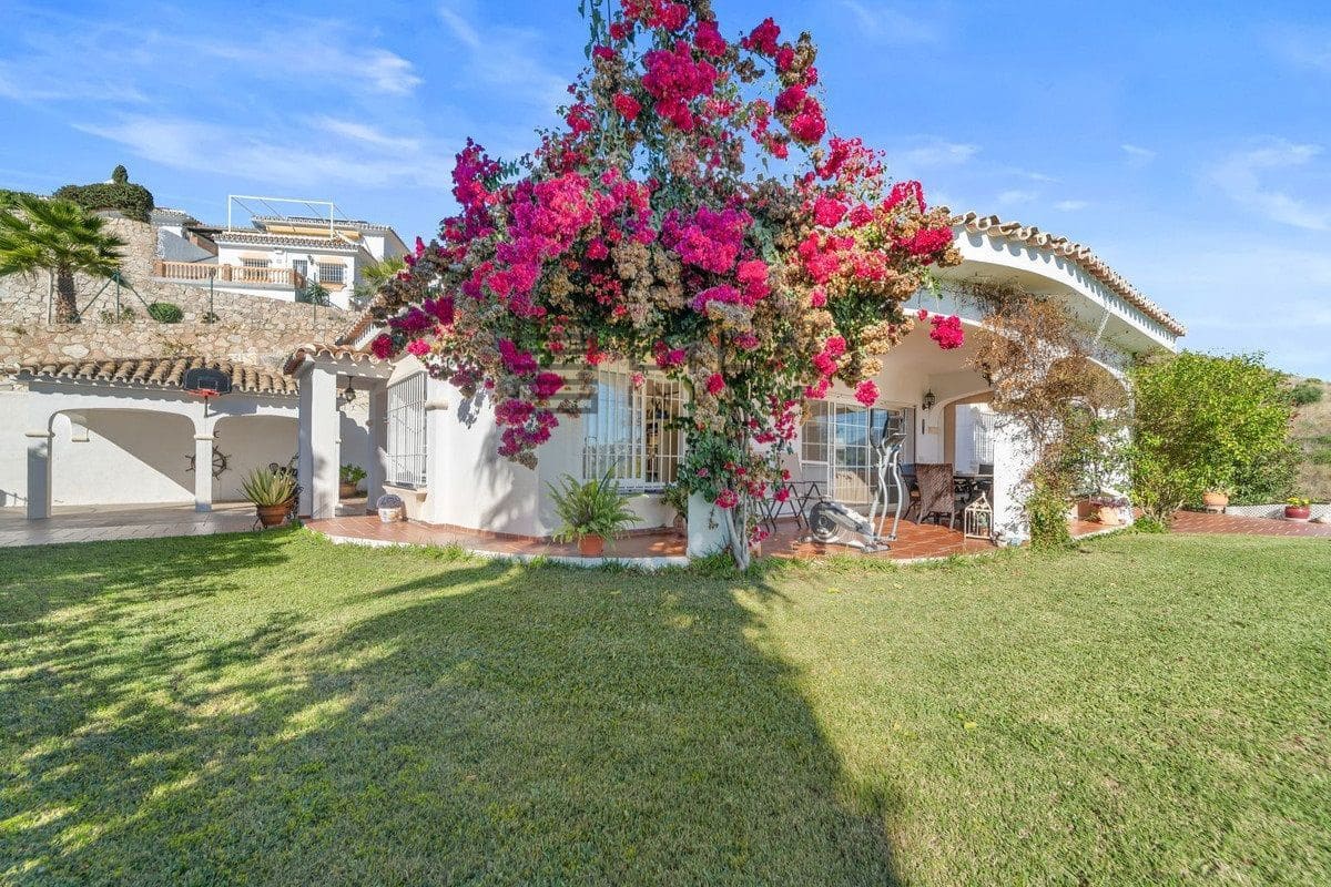 4 bedroom Villa for sale in Mijas Golf with pool garage - € 975,000 (Ref: 9609679)