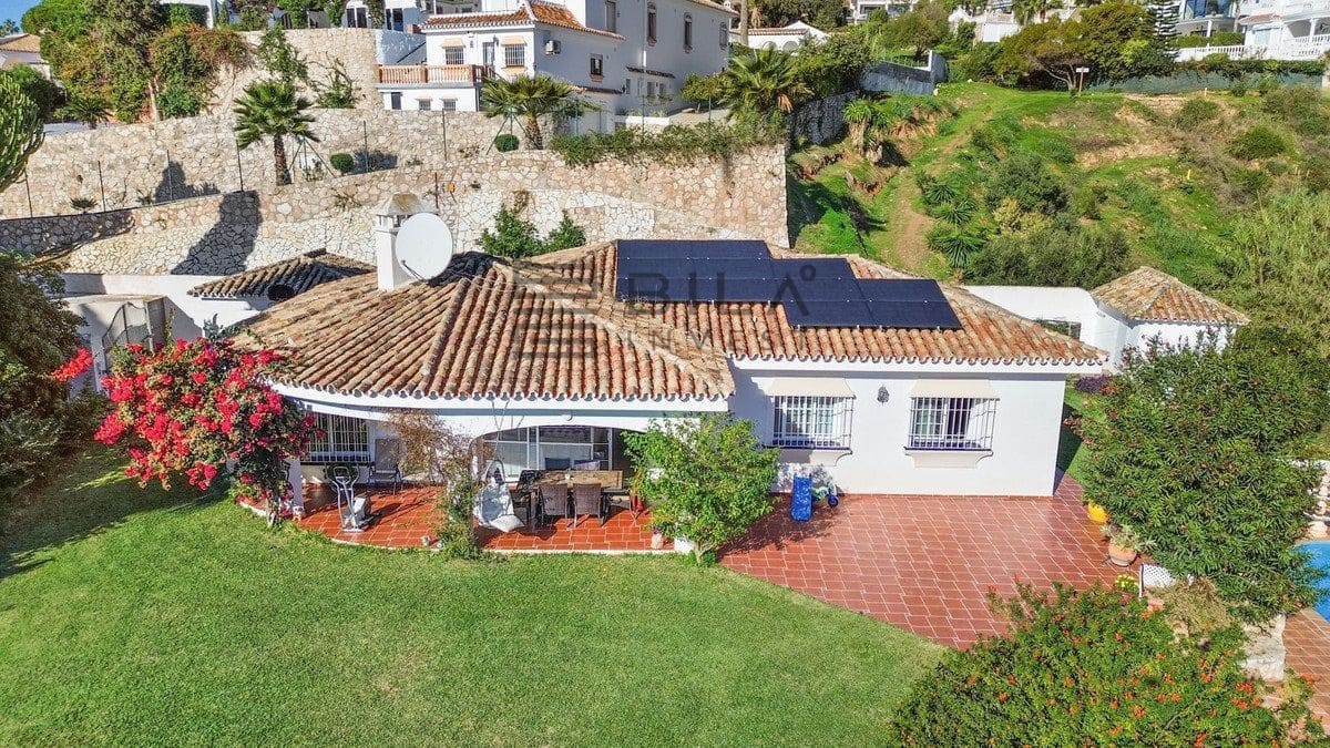 4 bedroom Villa for sale in Mijas Golf with pool garage - € 975,000 (Ref: 9609679)