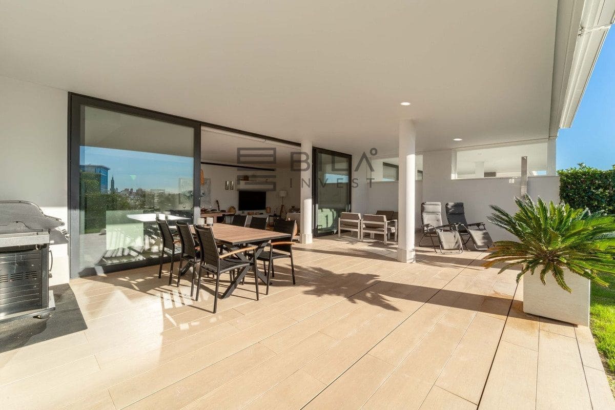 2 bedroom Flat for sale in Fuengirola with pool garage - € 649,000 (Ref: 9609692)