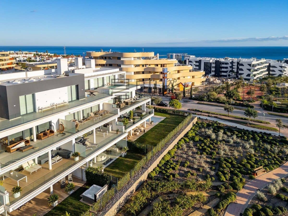 2 bedroom Flat for sale in Fuengirola with pool garage - € 649,000 (Ref: 9609692)