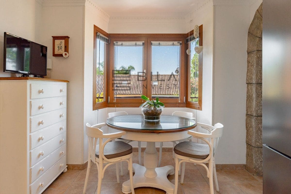 4 soverom Villa til salgs i La Sierrezuela med svømmebasseng garasje - € 1 449 000 (Ref: 9609705)