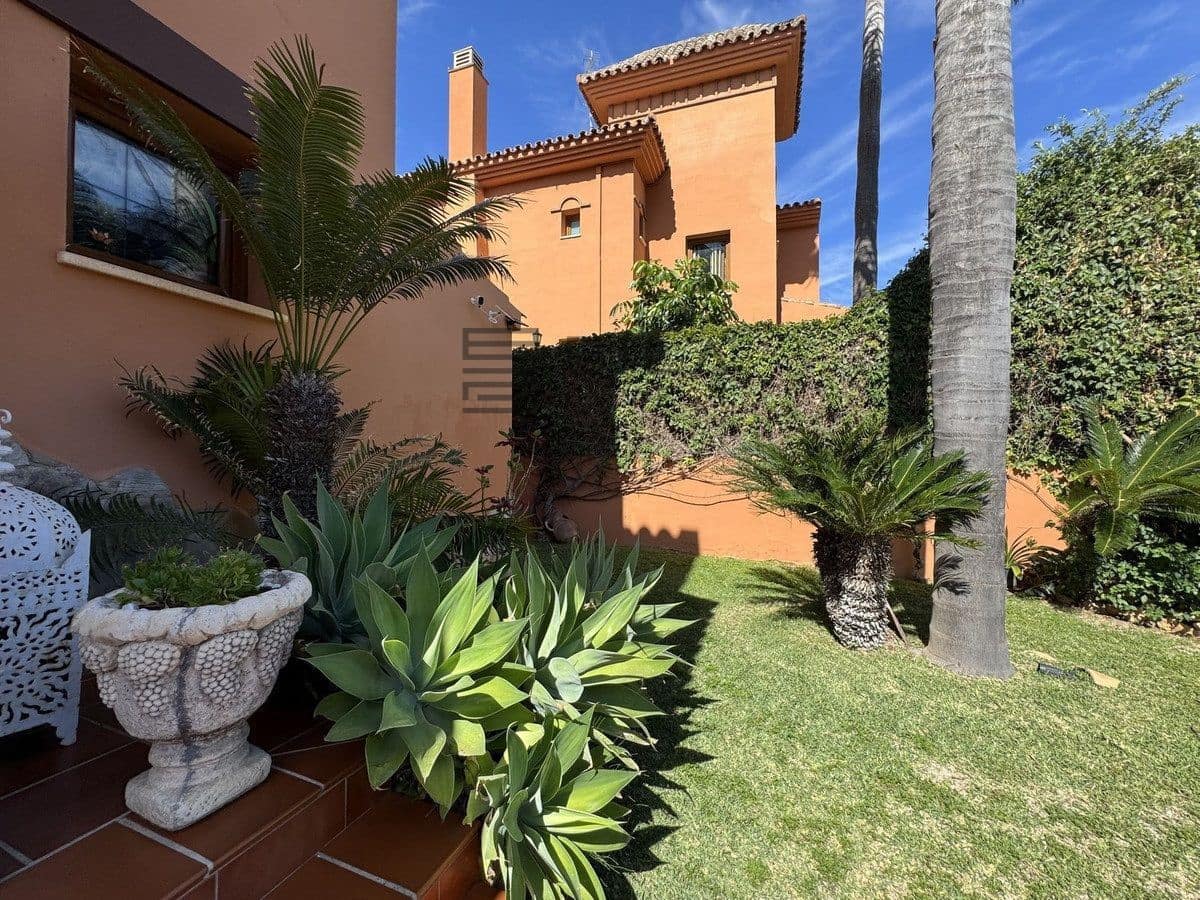 4 soverom Villa til salgs i La Sierrezuela med svømmebasseng garasje - € 1 449 000 (Ref: 9609705)