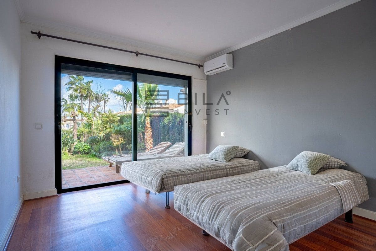 3 soveværelse Villa til salg i Riviera del Sol med swimmingpool - € 700.000 (Ref: 9609726)