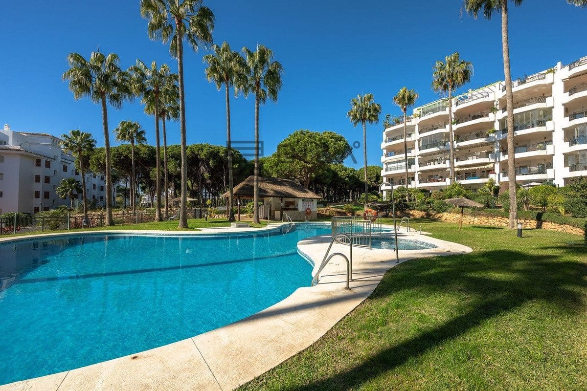2 bedroom Flat for sale in Calahonda with pool garage - € 685,000 (Ref: 9609731)