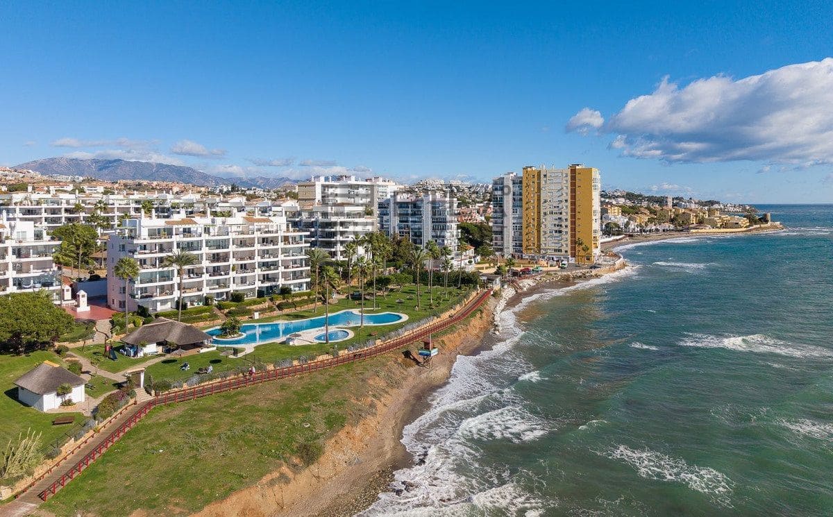 2 bedroom Flat for sale in Calahonda with pool garage - € 685,000 (Ref: 9609731)