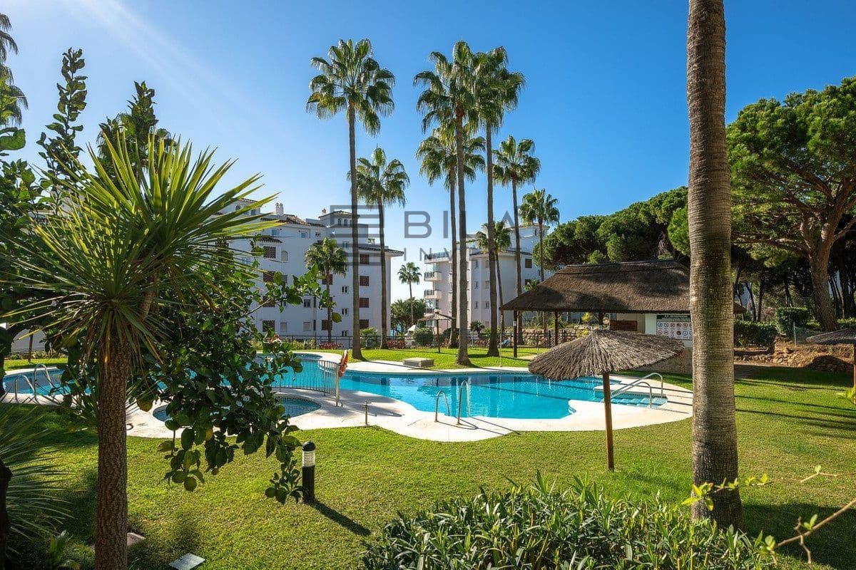 2 bedroom Flat for sale in Calahonda with pool garage - € 685,000 (Ref: 9609731)