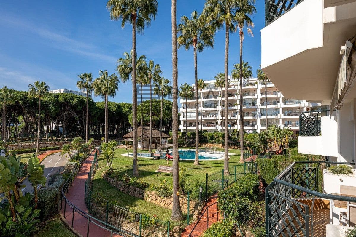 2 bedroom Flat for sale in Calahonda with pool garage - € 685,000 (Ref: 9609731)