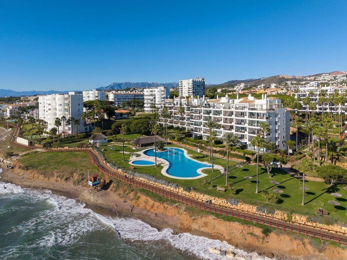 2 bedroom Flat for sale in Calahonda with pool garage - € 685,000 (Ref: 9609731)