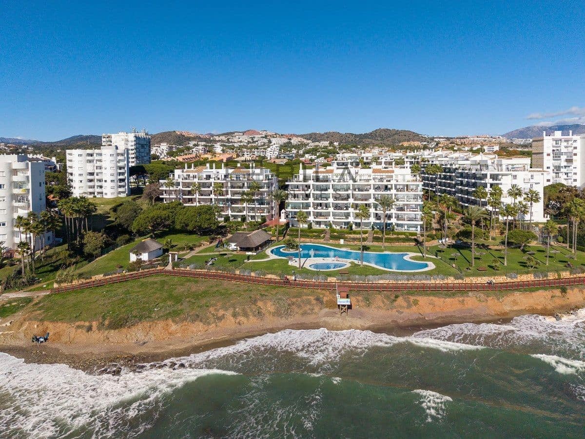 2 bedroom Flat for sale in Calahonda with pool garage - € 685,000 (Ref: 9609731)