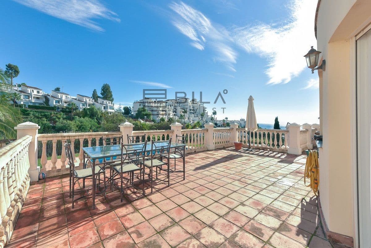 3 bedroom Villa for sale in Calahonda with pool garage - € 1,285,000 (Ref: 9609732)