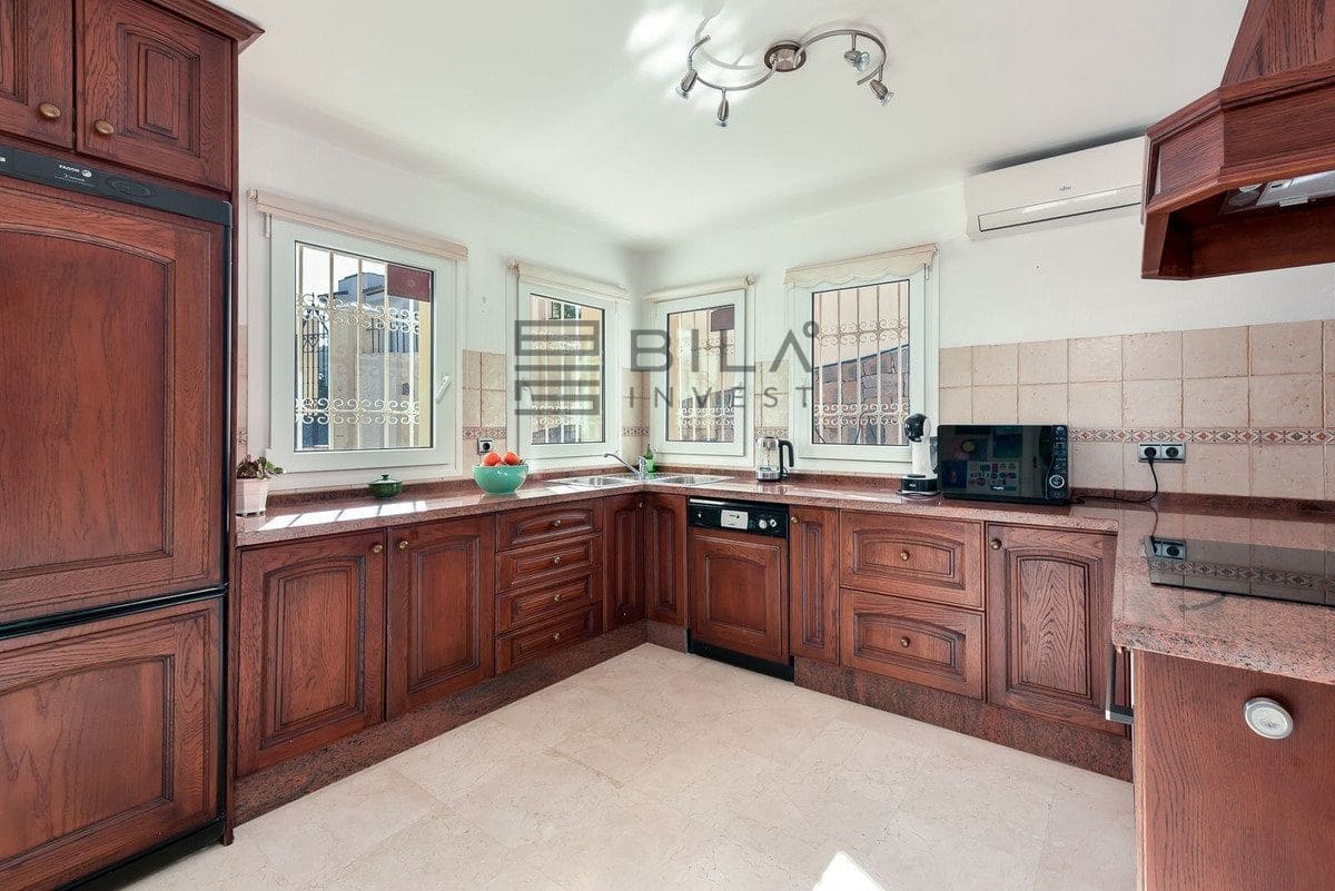 3 bedroom Villa for sale in Calahonda with pool garage - € 1,285,000 (Ref: 9609732)