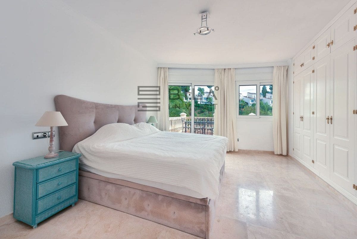 3 bedroom Villa for sale in Calahonda with pool garage - € 1,285,000 (Ref: 9609732)